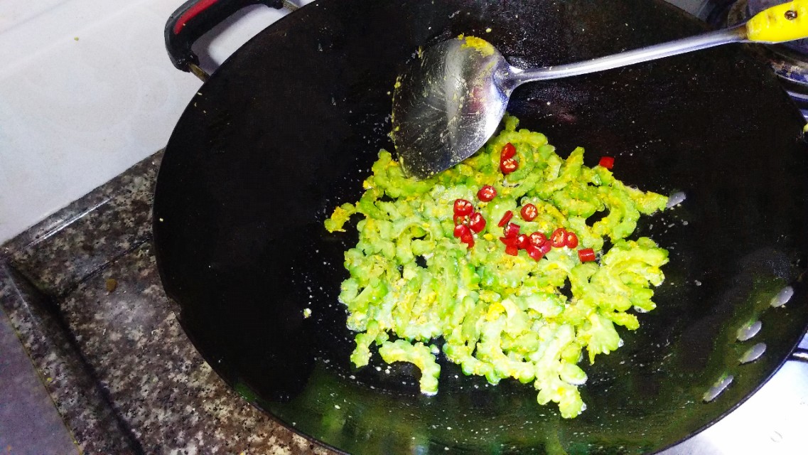 咸鸭蛋太咸了怎么能让它不咸,咸鸭蛋太咸了怎么做饼