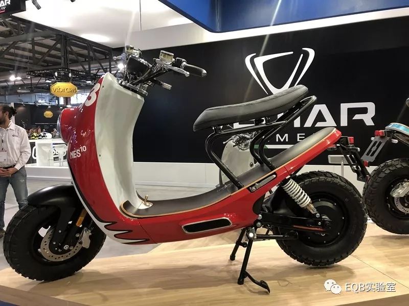 「米兰展独家」弯的电池？可当作充电宝的电池？外国人真会玩！