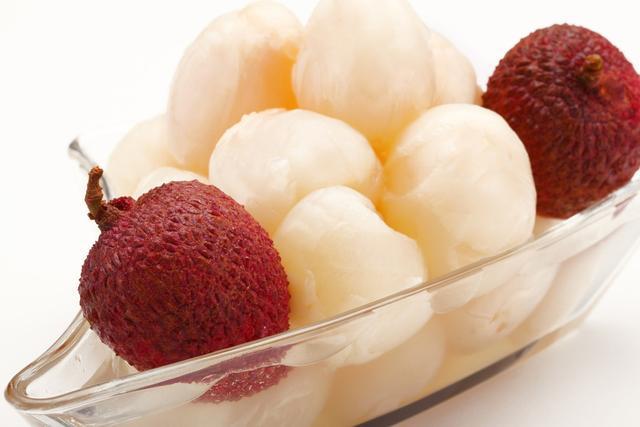 小孩吃了荔枝过敏有什么症状,小孩吃荔枝后全身红疹子