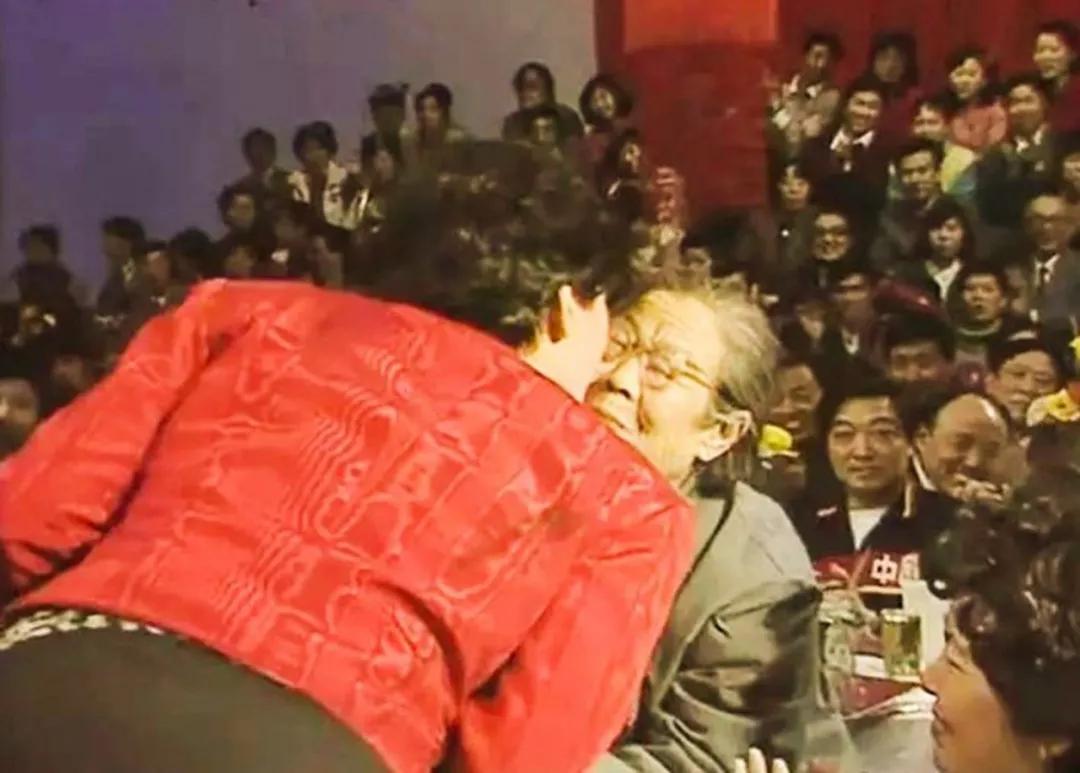 红楼梦草蛇灰线伏脉千里什么意思,草蛇灰线伏脉千里的下一句是什么