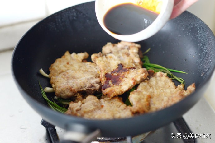 正宗上海葱烧大排的做法，学会这几个窍门，鲜嫩多汁！