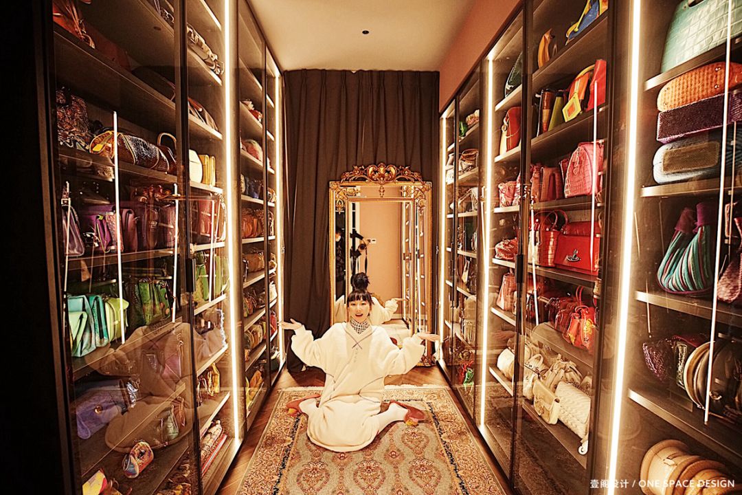 28岁成都女孩180㎡豪宅爆红！砸100W做1室3个衣帽间：壕无人性