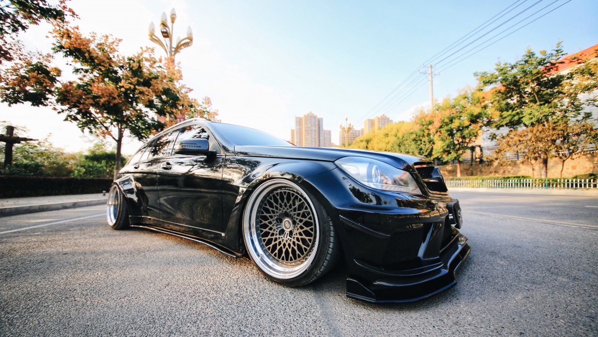 新款奔驰c200改装最帅效果,小县城越野改装店