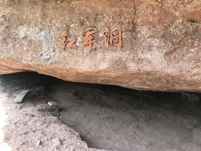 典型的丹霞地貌有碧水丹山之美誉,俯瞰丹霞地貌鬼斧神工令人惊叹