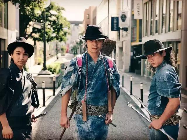 日本街头惊现捡垃圾天团，又酷又中二，网友：我也就看了十几遍吧