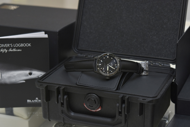 把一台超跑戴在手上,把车捧在手里