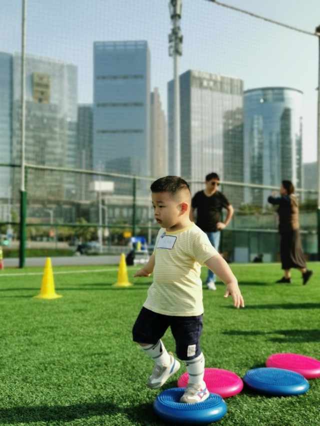 足球运动对少年儿童成长的好处,足球运动对幼儿身心发展的益处