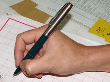 儿童写字握笔正确姿势需要工具吗,提醒家长教幼儿正确的握笔姿势