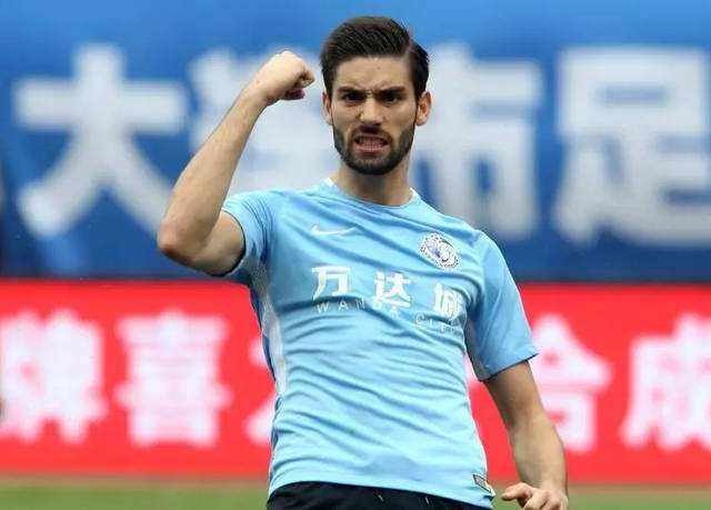 中超赛场超业余1幕！禁区内出现两个足球后卫懵了，外援趁机进球