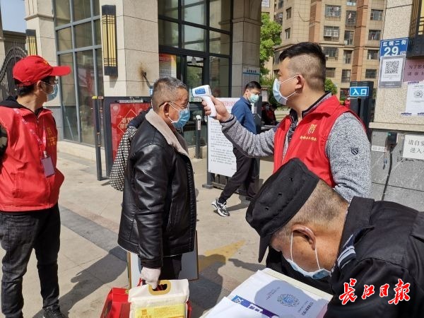 严控疫情扫码测温出站,扫码测温等管控措施落实