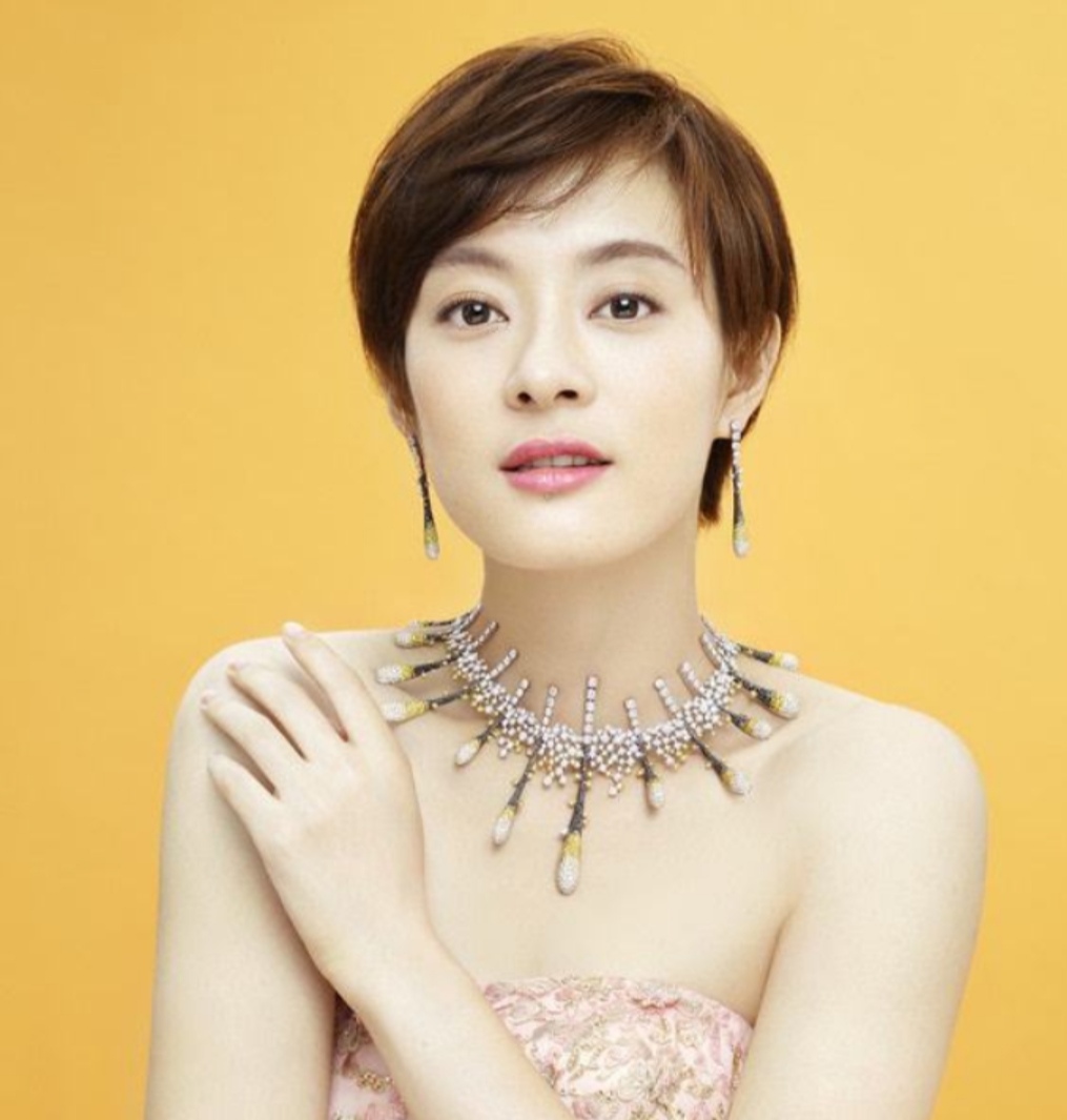 现在流行手上戴什么首饰好看,女人手戴什么首饰比较好