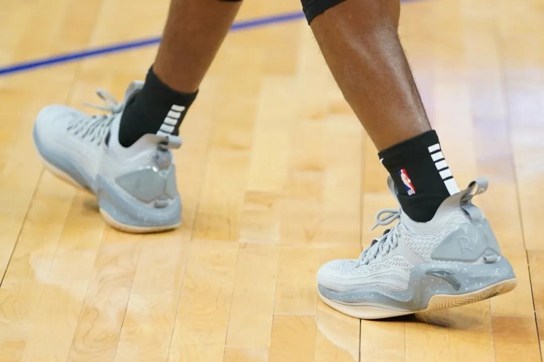nba球员上脚安踏,nba球员上脚球鞋欧文4绿橙粉