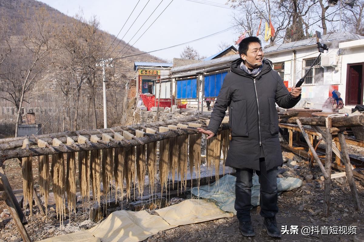村干部“不务正业”拍抖音，却被粉丝打钱！好，来二斤村里的粉条