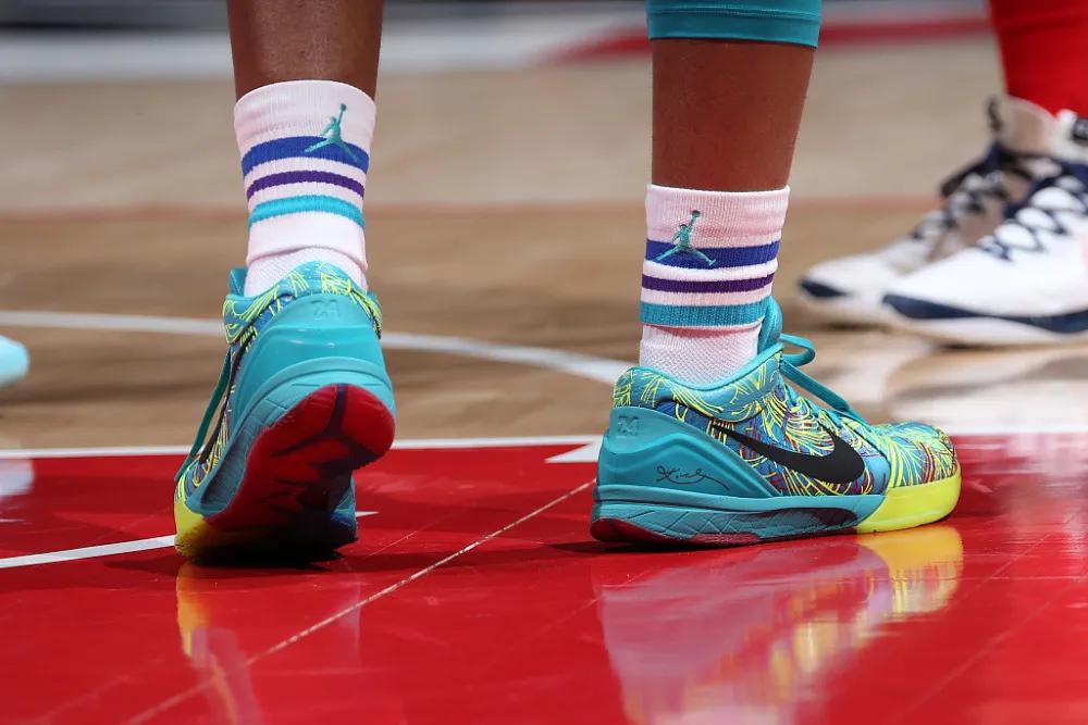 aj黄蜂队配色,nba球员上脚aj11红色