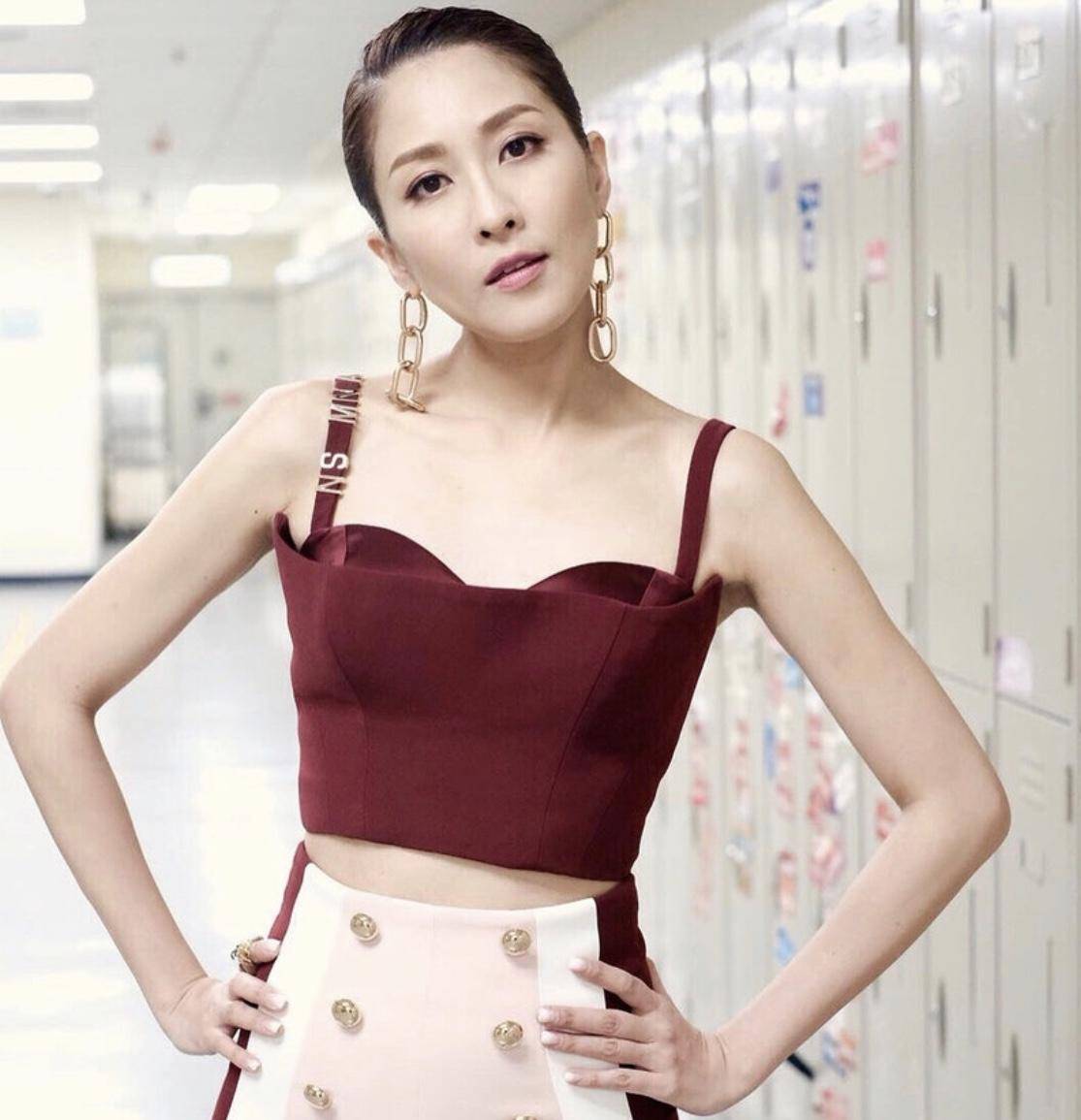 香港女演员上节目玩真心话大冒险被罚舔TVB索腿天后鞋底