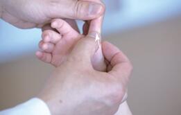 小孩推拿完打嗝怎么回事,小儿打嗝怎么推拿