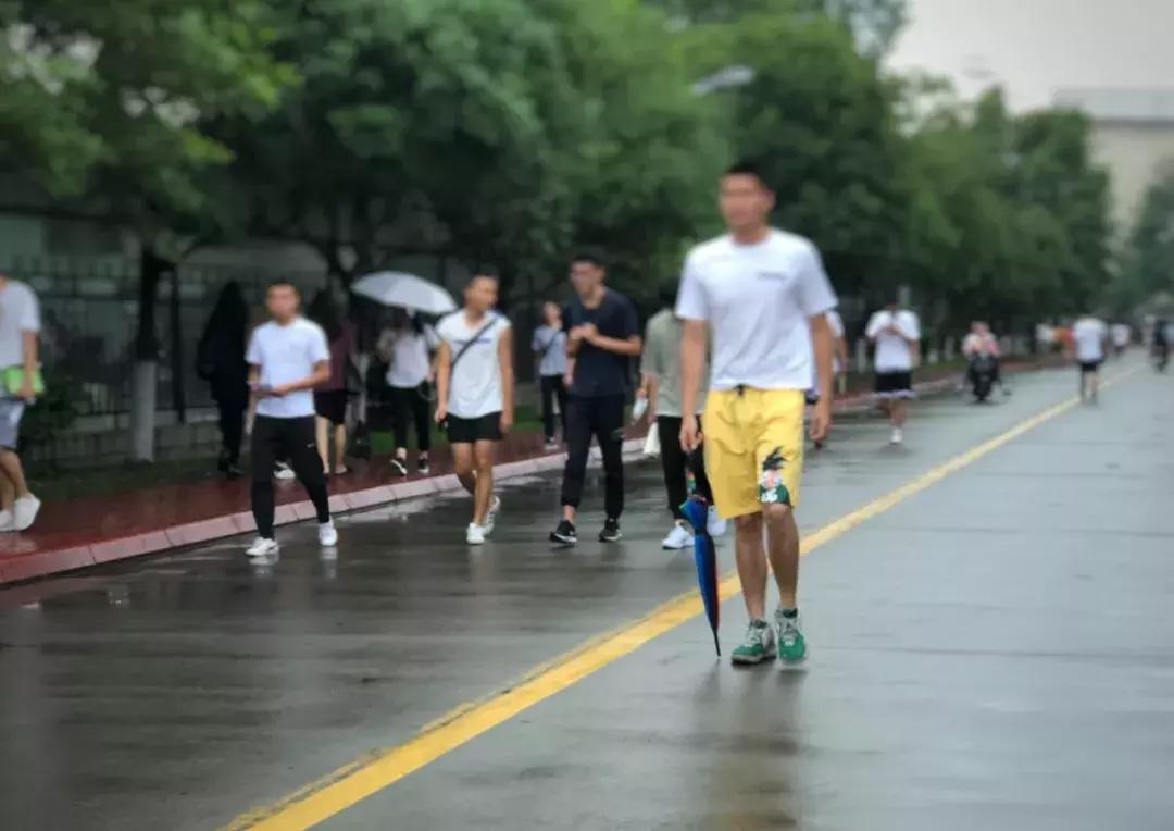 成体,一所靠“抓小偷”牢牢锁死热搜的学校