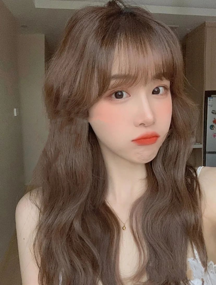 烫卷发今年流行哪种颜色,减龄显小的烫发是你最佳选择