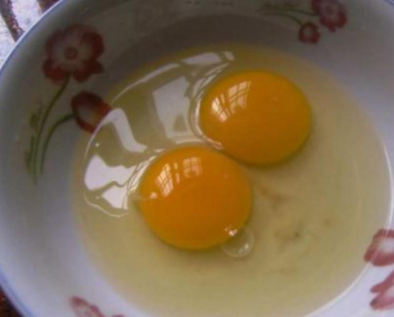 煎鸡蛋怎样不让溅出来油,怎么煎鸡蛋不会溅油