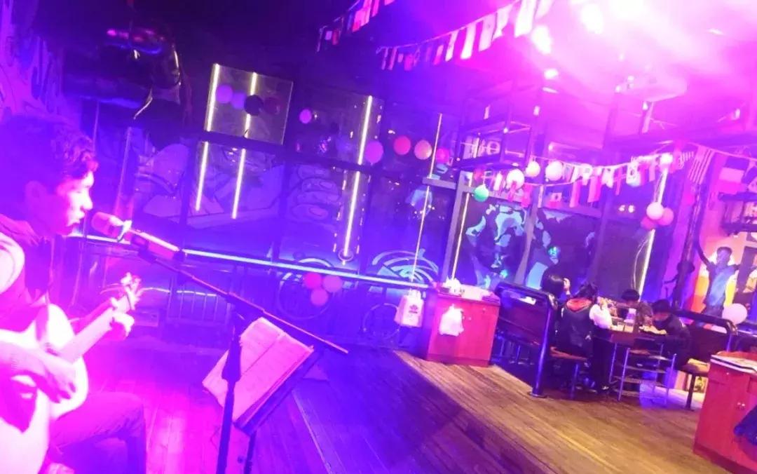 撸着串听着歌,这家火爆曲靖的BBQ才是你啤酒、烧烤的圣地!