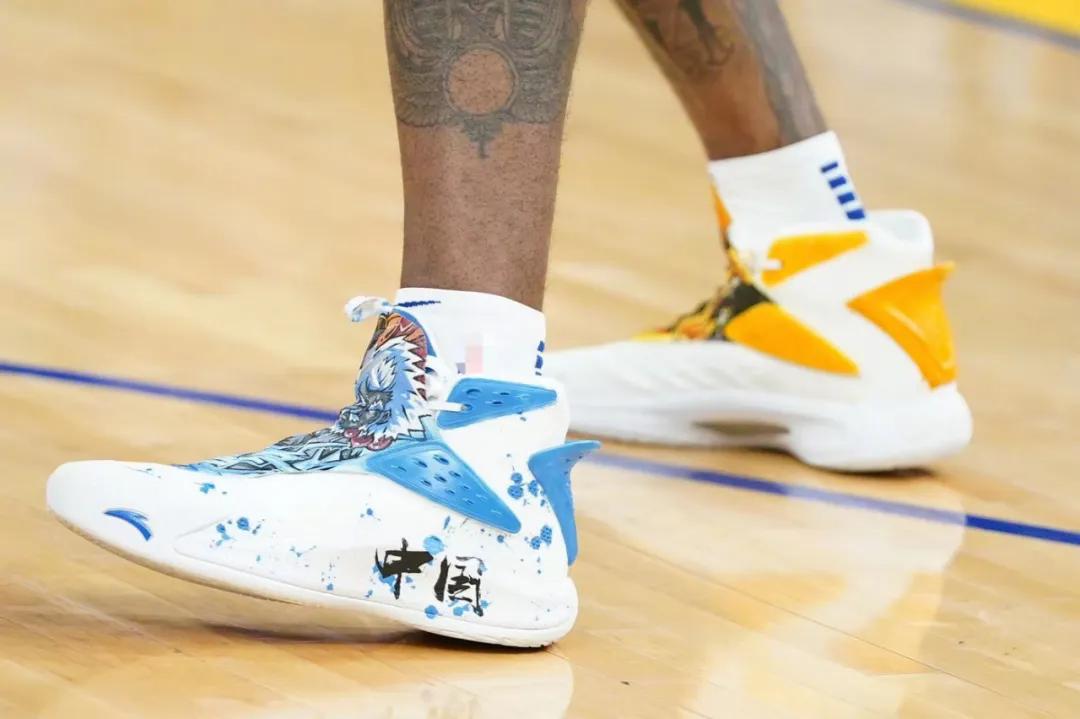 nba球员上脚安踏,nba球员上脚球鞋欧文4绿橙粉