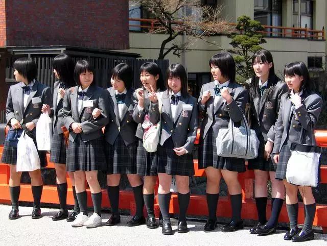 日本街头女子抗议,日本女生校服必须穿裙子吗