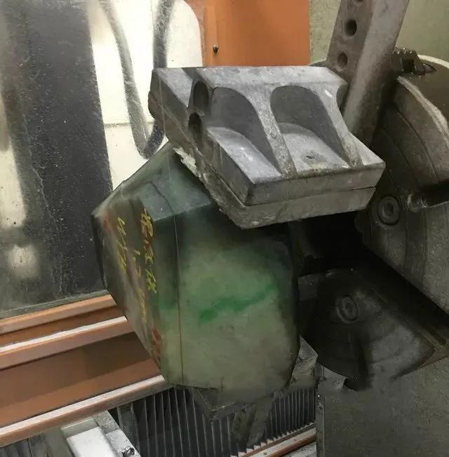 翡翠从原石到成品，需要经历八大步骤，一步出问题就损失严重