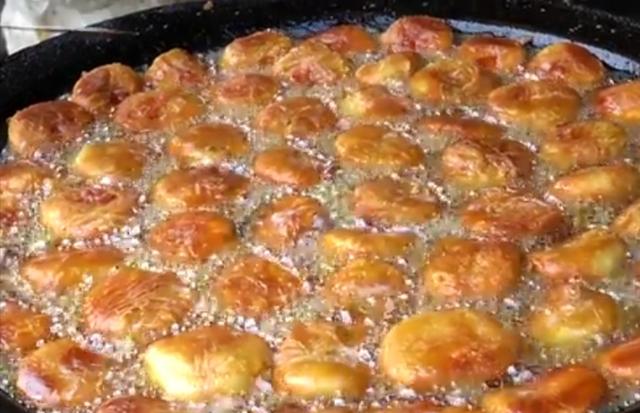 大叔卖传统小吃20年只涨过一次价,河南大叔卖地方小吃每天做300