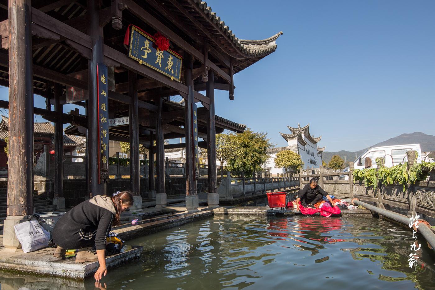 西董古村斜阳余晖下的悠然静寂