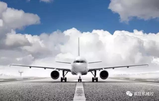 飞机降落如何对准跑道中线,飞机降落时如何精准对准中线