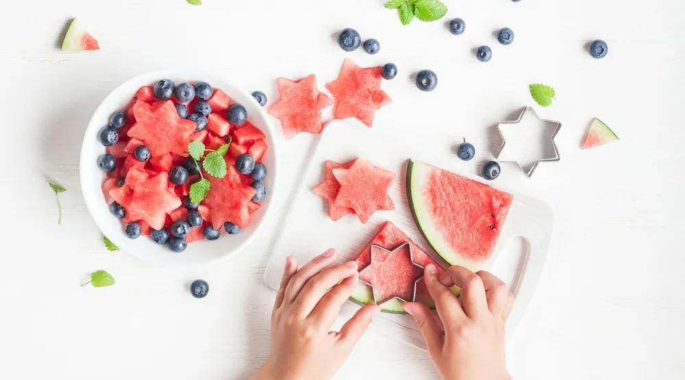 孩子不吃饭爱吃零食怎么办,孩子不爱吃饭吃零食这一招真管用