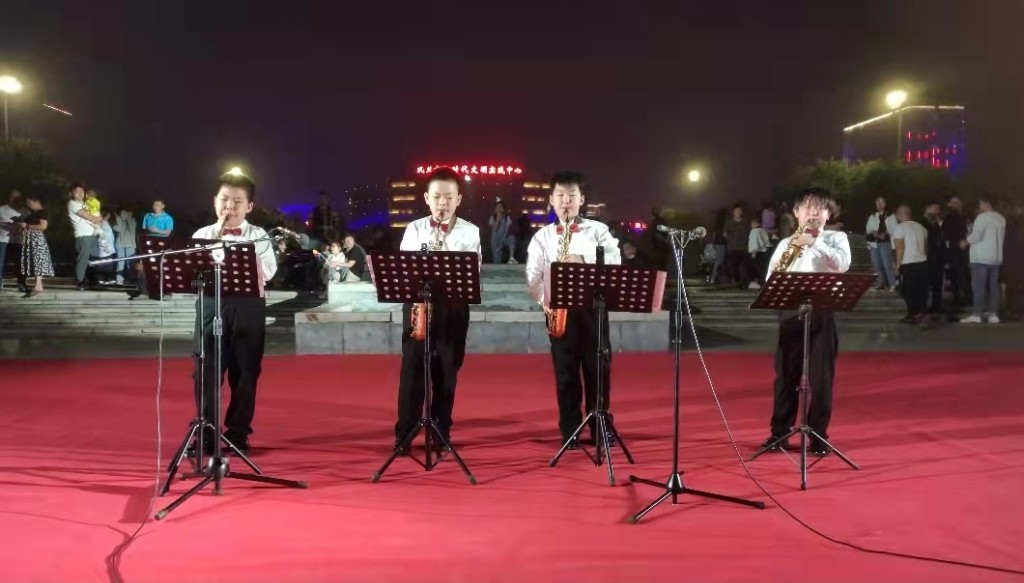 国庆期间，巩义市市民文化广场节日氛围浓