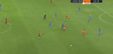 面对近3万江苏球迷的空场抗议，苏宁迎来了一场输球又输人的*案惨**