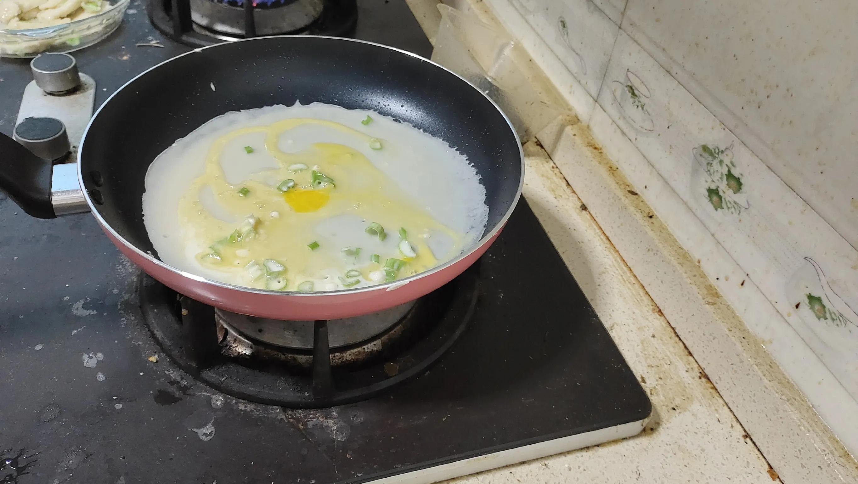 用平底锅做煎饼加上菜,用平底锅煎半成品饼