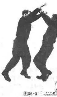 被敌人抓住衣服该怎么打,被对手抓住怎么快速解决