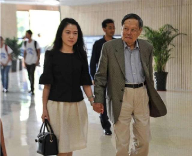 翁帆父亲和杨振宁孙女相差多少岁,翁帆的父亲评价杨振宁
