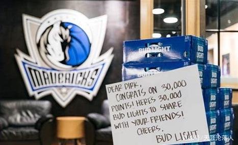 赞助商定制644瓶编号啤酒送给被梅西破门的门将，勒沃库森门将：我还有五瓶连号的？网友：酒干倘卖无？