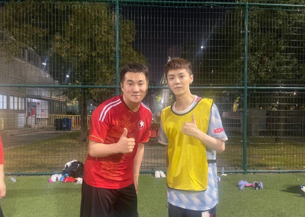 鹿晗跟球星一起踢球,鹿晗邓超踢球微博互动