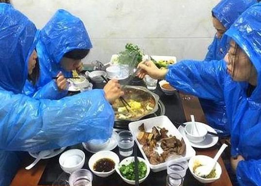 吃火锅羽绒服一身味如何解决,冬天吃火锅有异味怎么办