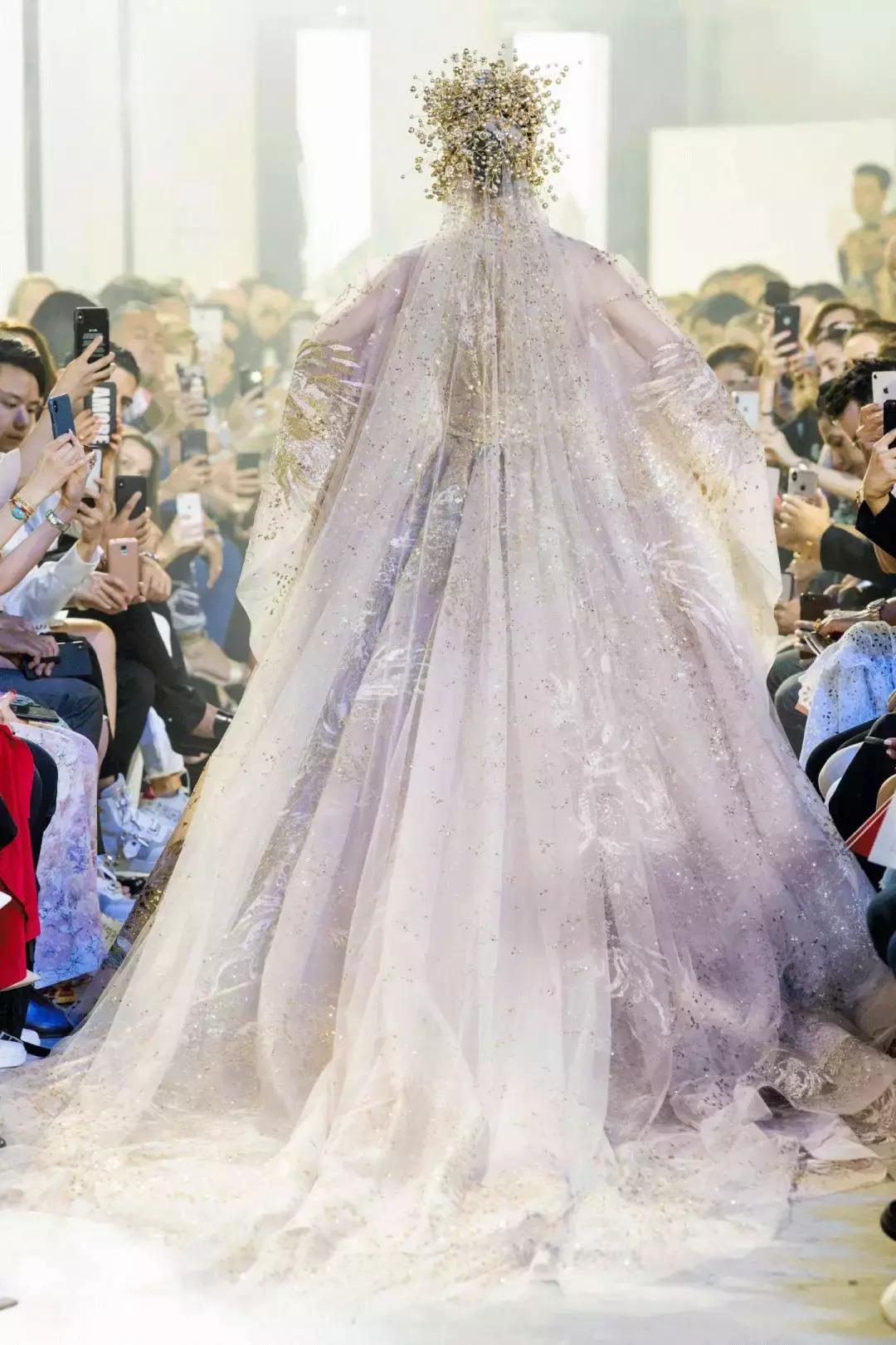 15万颗施华洛世奇水晶,eliesaab婚纱