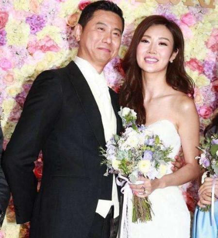 和叶翠翠相恋，与章子怡传绯闻，二婚的黄有龙为何娶赵薇为妻？