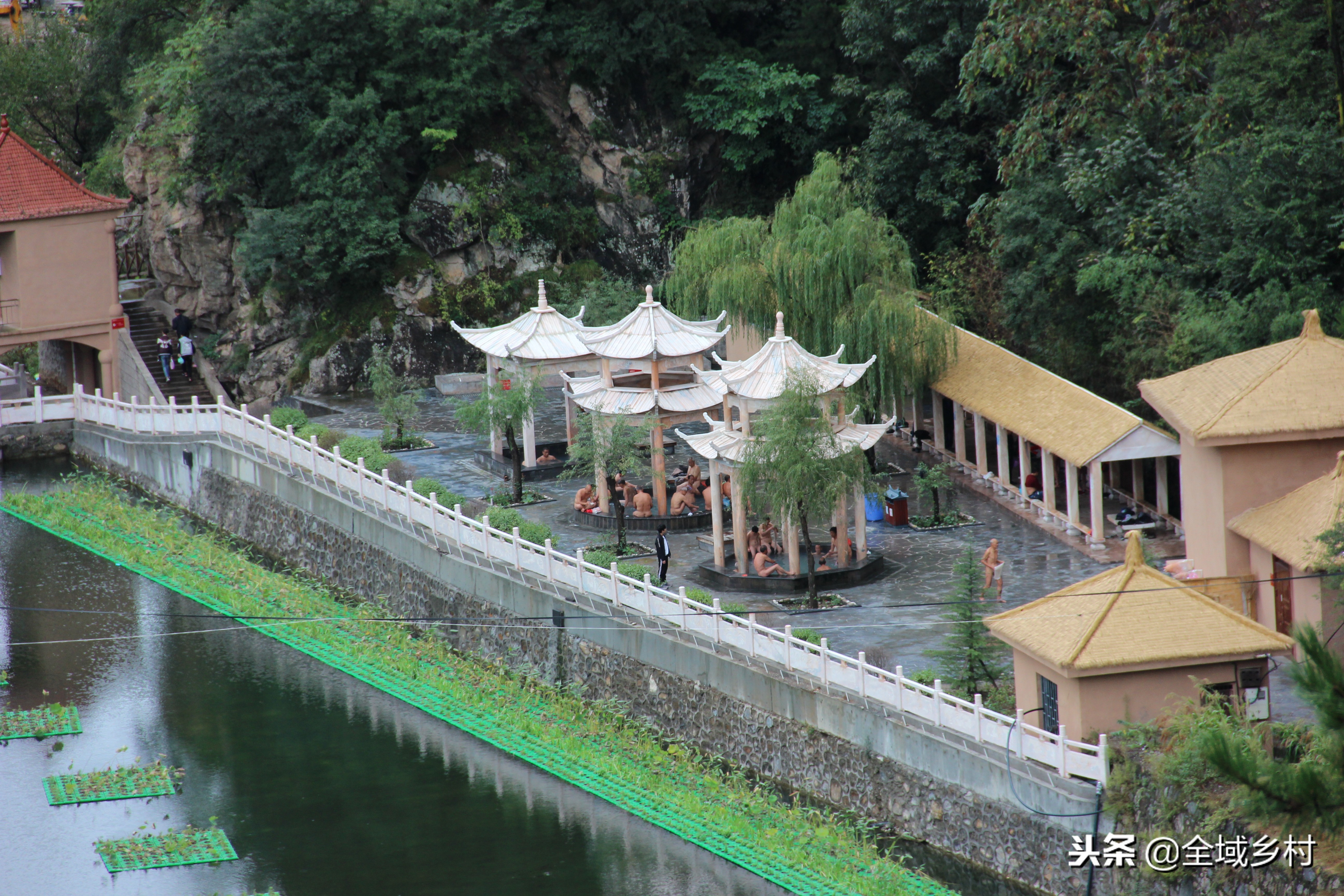 在百米外的公路边露天裸浴,你敢吗?小镇农民都这么泡温泉