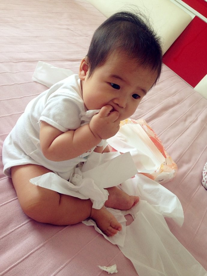 宝宝总是吃手干预还是不干预,宝宝吃纸会有什么影响