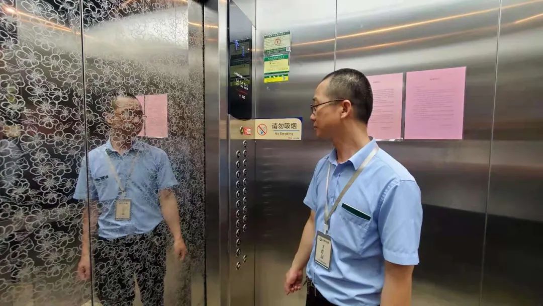 被困电梯的自救方法教程,小女孩被困电梯机智自救