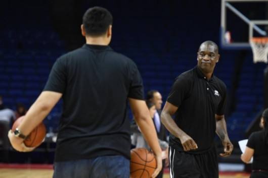 乔丹关键时刻罚球遭穆大叔挑衅,穆大叔菜鸟时期让乔丹闭眼罚球