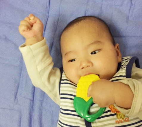 六月宝宝发育迟缓如何改善,6个月宝宝这四个动作还不会做