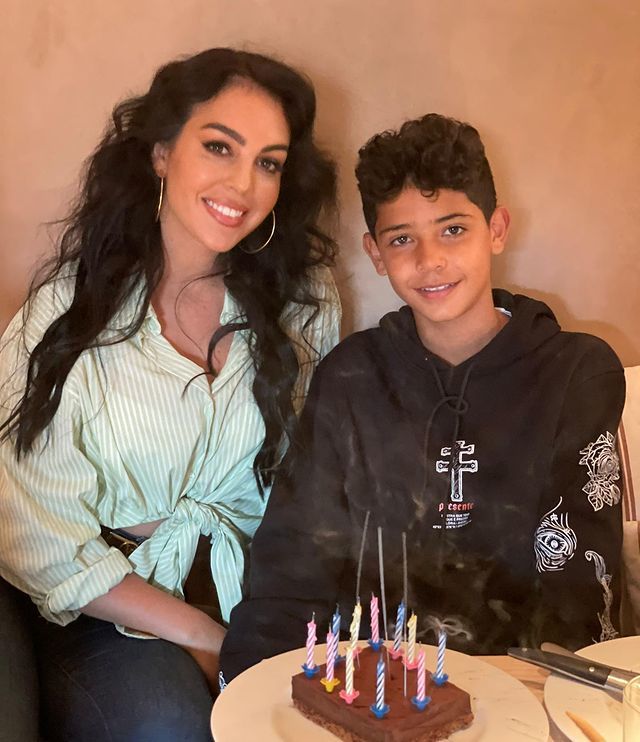 C罗女友回家乡做慈善,11岁迷你罗趴在她腿上睡着,“母子”情深