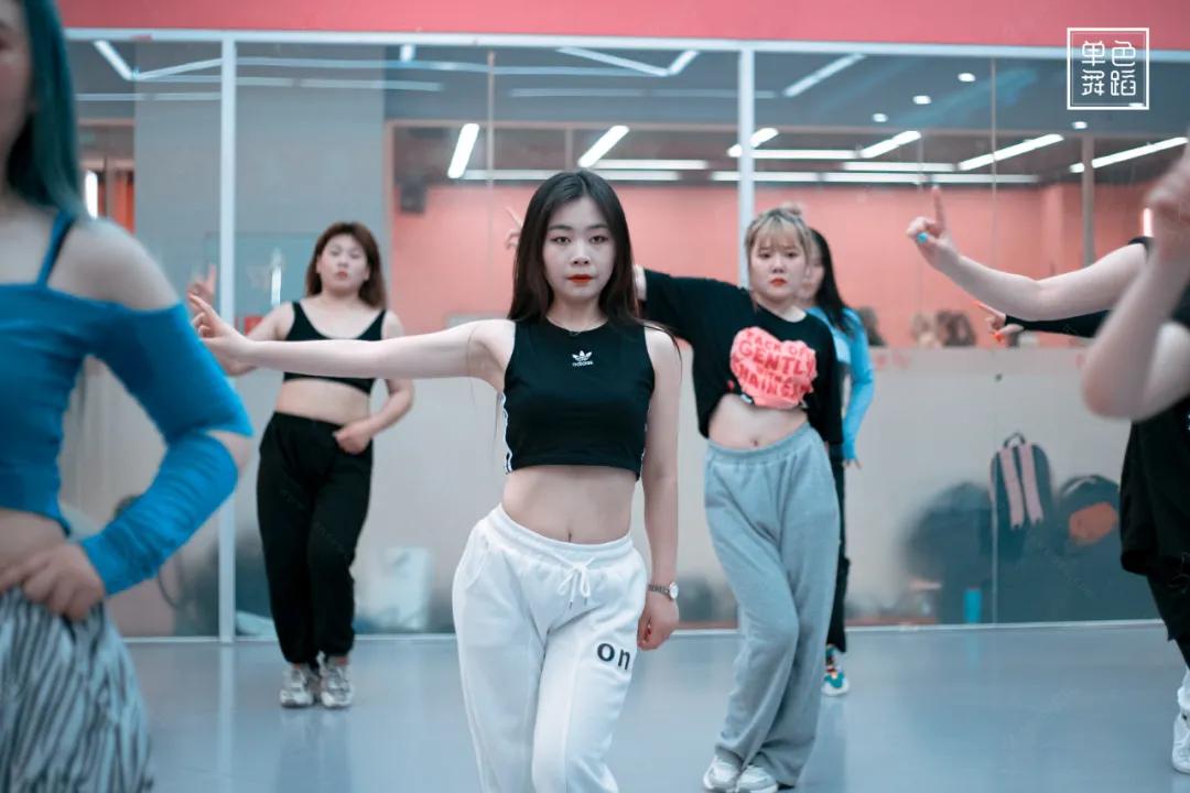 体能不好的学哪种舞,跳舞需要练哪些体能训练