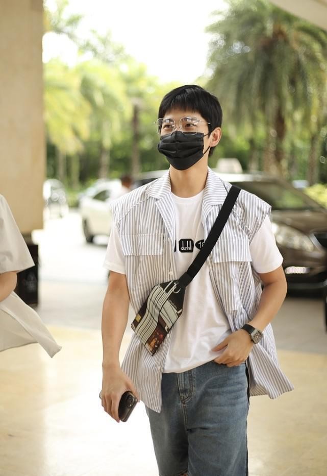 齐刘海短发男杨洋,杨洋穿的黑色马甲搭配黑色衬衣