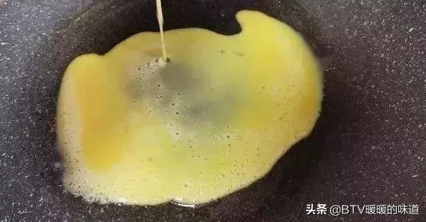 煎荷包蛋直接从中间放吗,煎荷包蛋时不要直接下锅煮